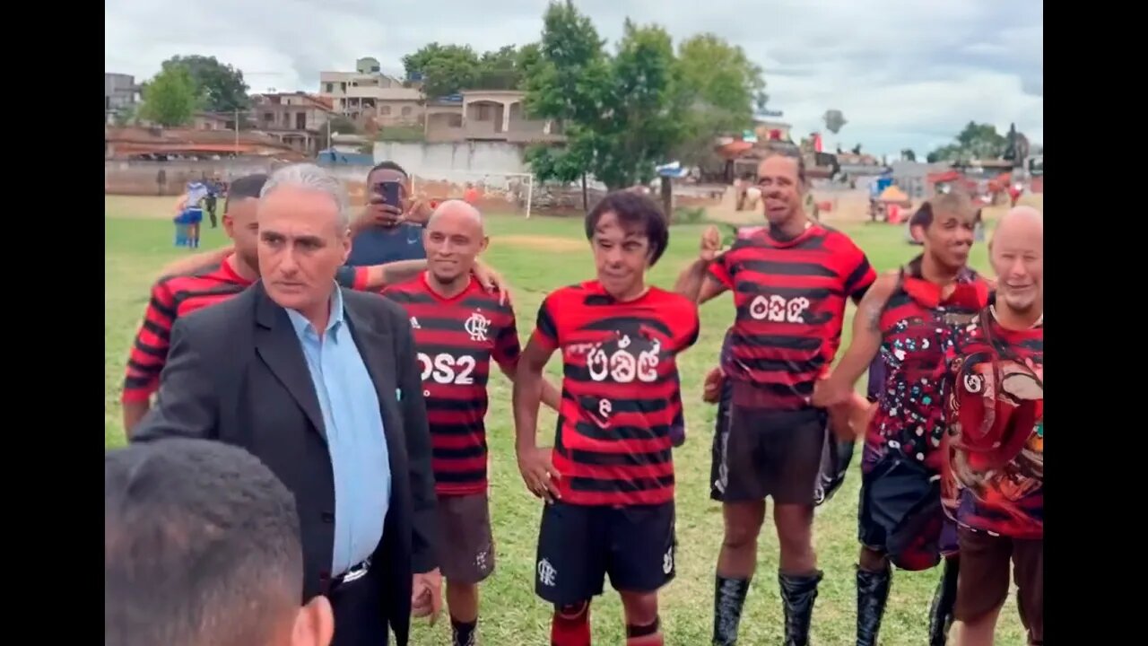 Vídeo de "Sósia do Tite" palestrando para os "Sósias do Flamengo" diverte internautas na web.