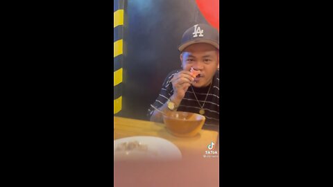 PINOY TIKTOKER DIPS HIS TEETH INTO HIS MEAL!
