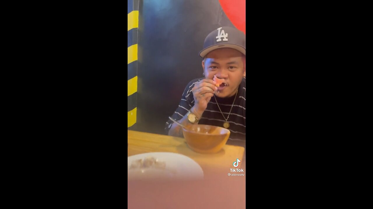 PINOY TIKTOKER DIPS HIS TEETH INTO HIS MEAL!