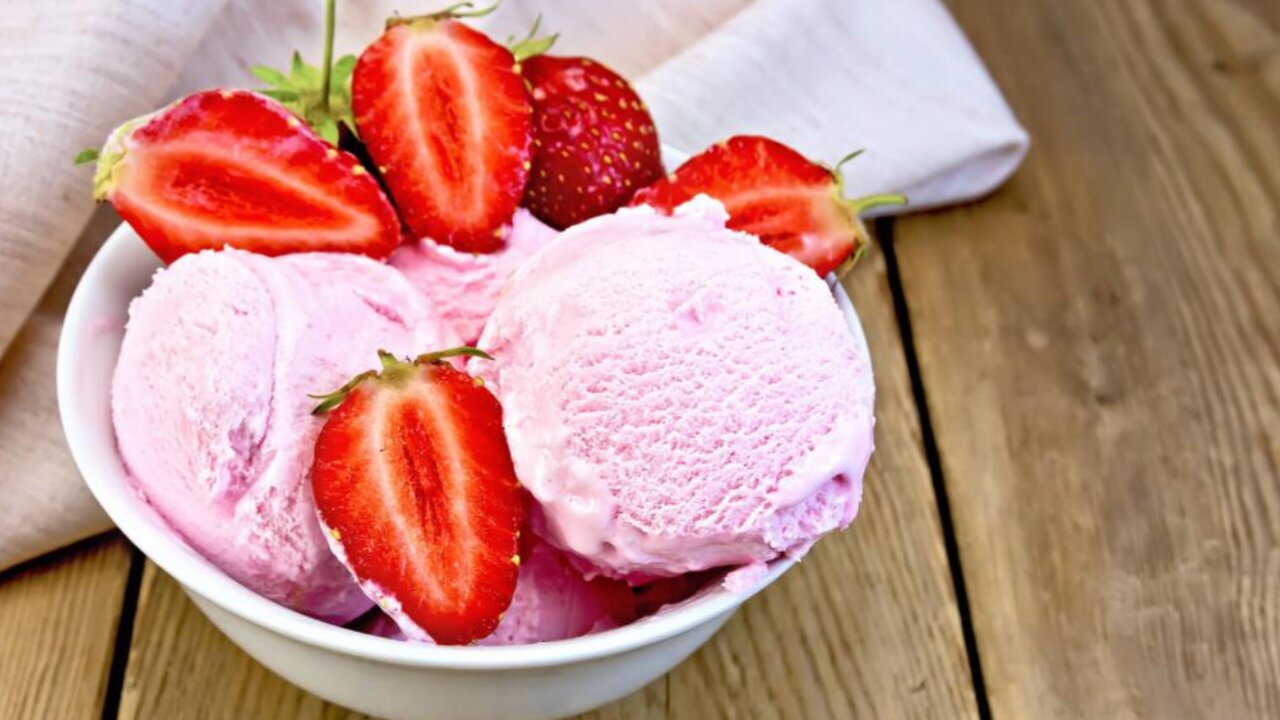 How to make Strawberry 🍓 ice cream in Home. Homemade delicious ice cream