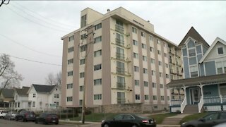 Residents of unstable Waukesha condo begin moving out Thursday