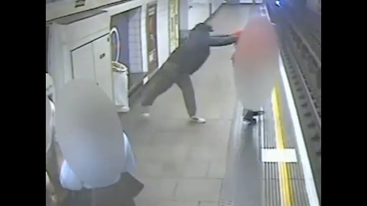 ILLEGAL MIGRANT🚉🚶‍♂️🧟‍♂️PUSH POSTAL WORKER ONTO TUBE TRACKS🇬🇧🚏🚈💫