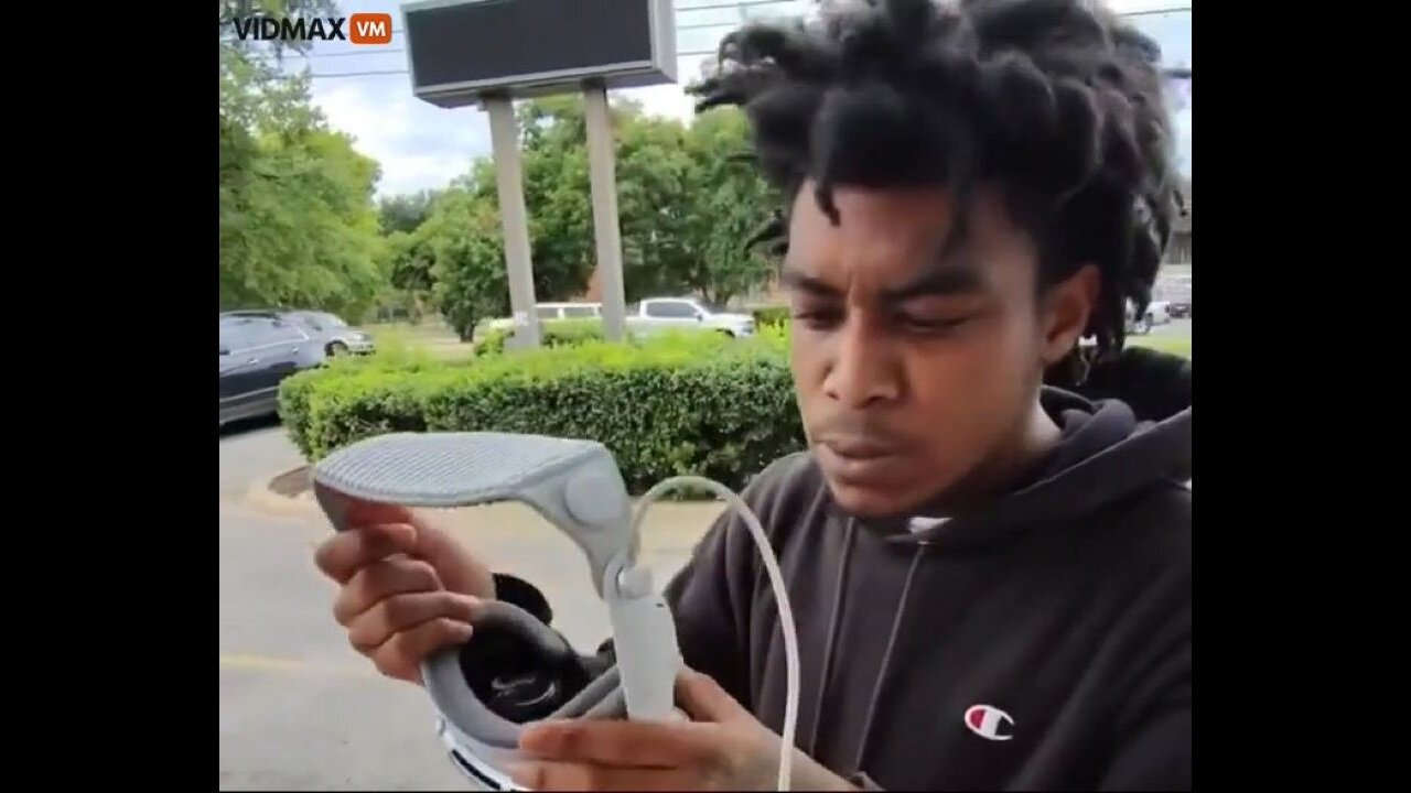 Future Rocket Scientist Steals A Pair Apple Vision Pros From A Guy Selling Them In Dallas, Texas