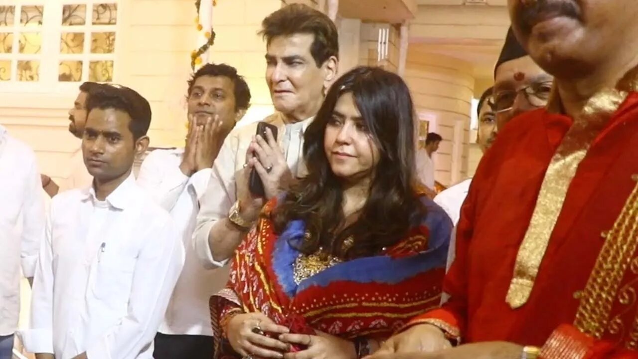 Ekta Kapoor ने पापा Jeetendra के साथ किया Ganpati जी का विसर्जन 🔥 😍