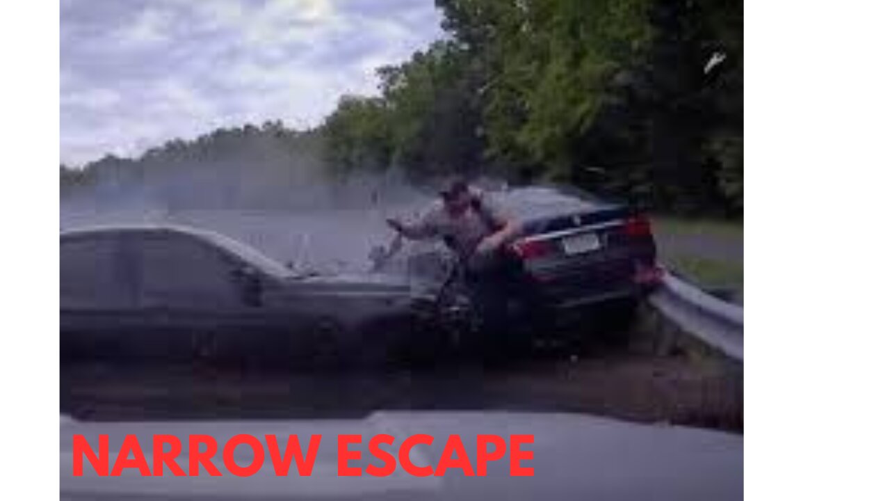 Li Men Can Video: Narrow escape of an Officer by the road side