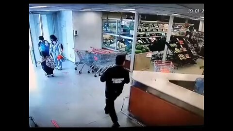 Employee takes out a shoplifter with a Coke bottle 😂🫣