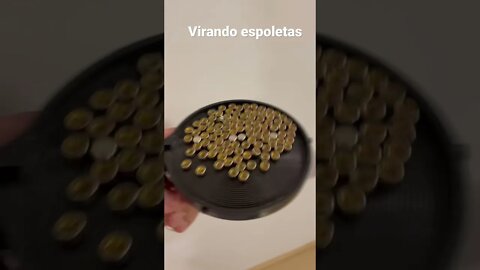 Como você vira suas espoletas? Você quer um vídeo sobre recarga de munição? Deixa nos comentários.