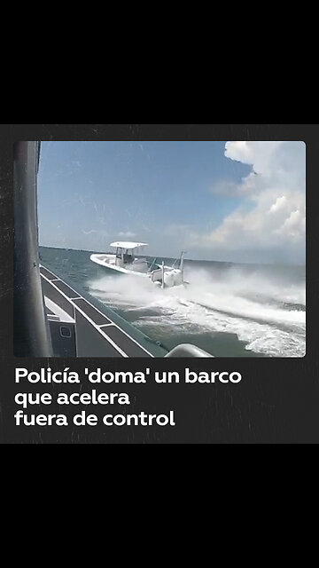 Maniobra de película: un agente salta sobre una embarcación 'fantasma' que navega a todo gas