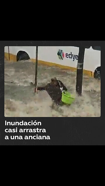 Anciana casi es arrastrada por la corriente en calle inundada en México