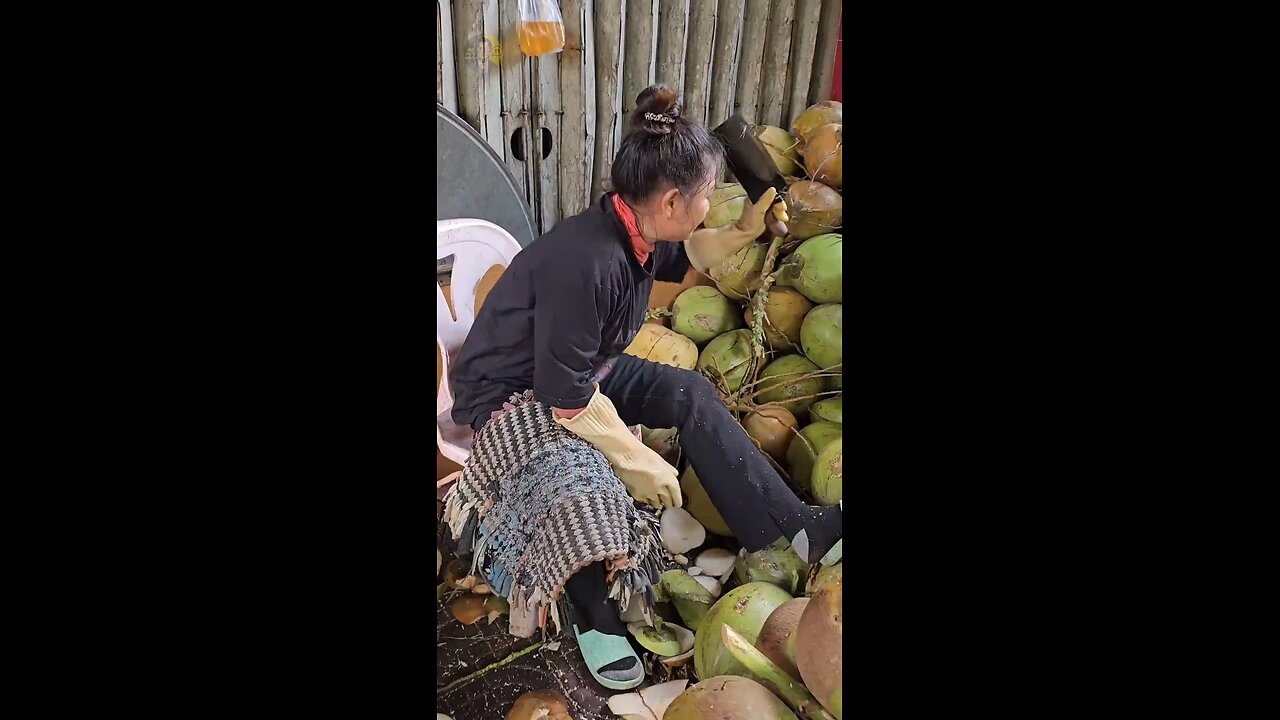How water goes inside the coconut 🥥