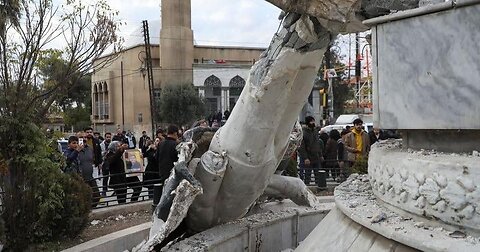 Syrian Kurds deface Assad statues, posters and titles of Baath Party from buildings in Qamishli