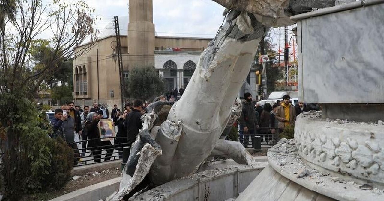 Syrian Kurds deface Assad statues, posters and titles of Baath Party from buildings in Qamishli