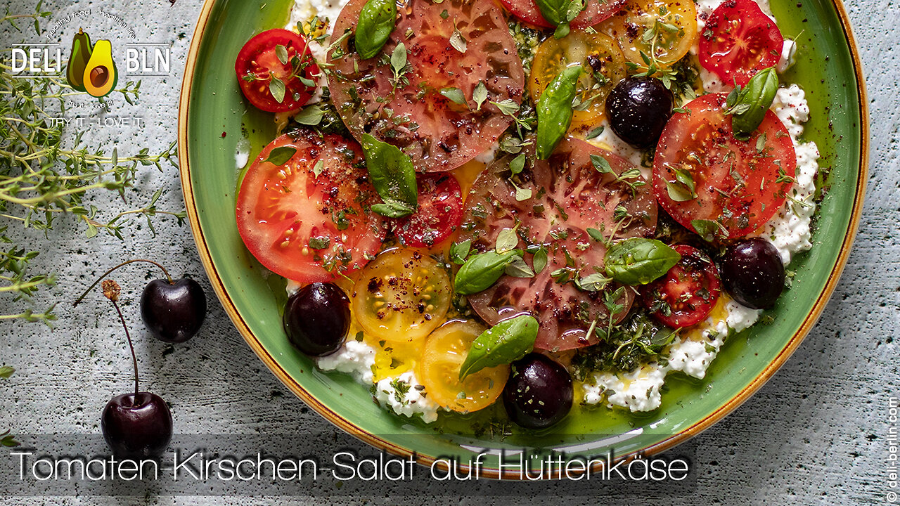 Erfrischender Tomaten-Kirschen-Salat auf Hüttenkäse – Sommerlicher Genuss leicht gemacht!