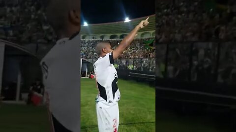 Eguinaldo comemorando a vitória com a torcida do Vascão - Vasco 4x0 CRB