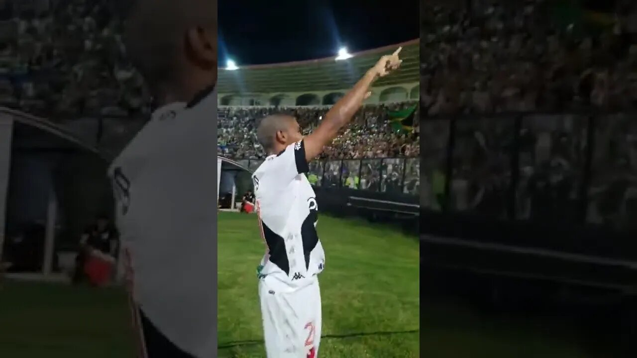 Eguinaldo comemorando a vitória com a torcida do Vascão - Vasco 4x0 CRB