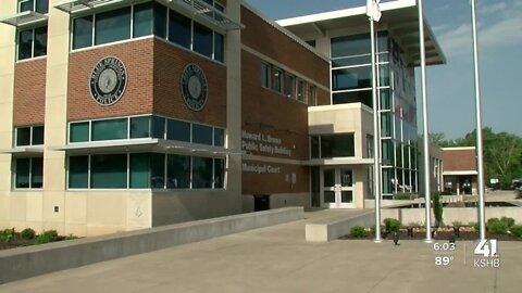 KC-area schools issue varying responses to unspecified mass shooting threat