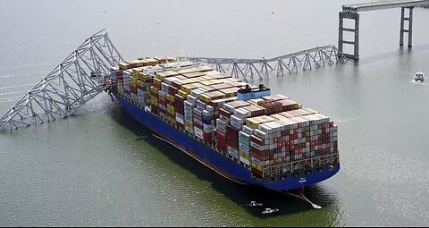 Cargo ship hitting Baltimore bridge