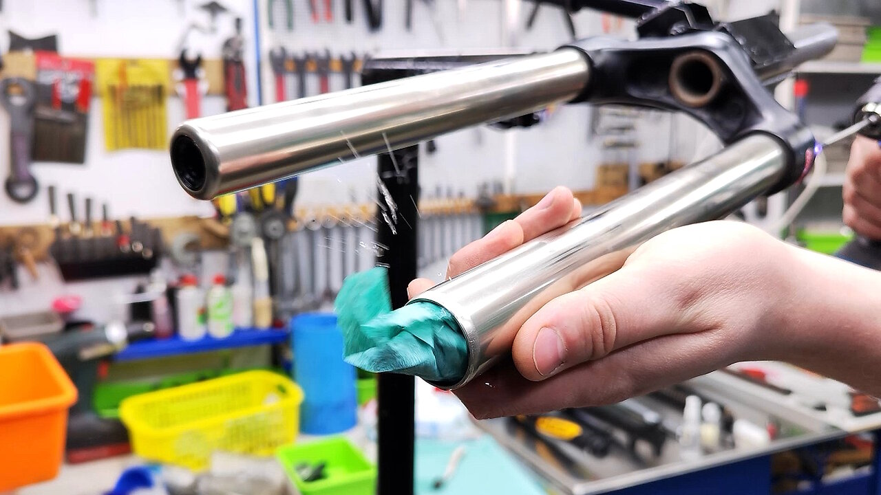 How to service and lube a bicycle fork. What's inside the SR Suntour fork