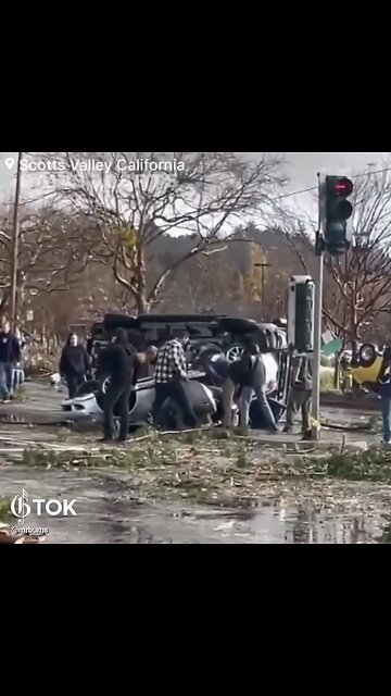 TORNADO TEARS INTO SCOTTS VALLEY CALIFORNIA🚏🚦🚗🚙🌪️🚏🚘🏪🌪️🚑💫