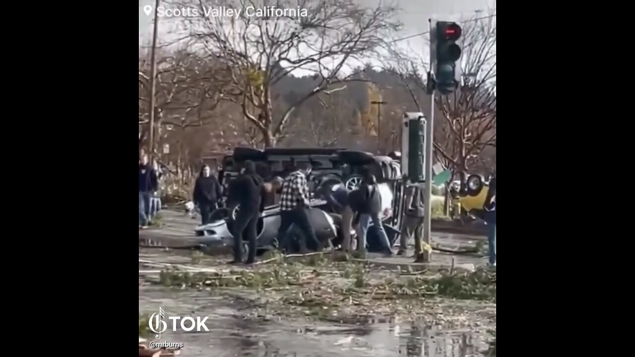 TORNADO TEARS INTO SCOTTS VALLEY CALIFORNIA🚏🚦🚗🚙🌪️🚏🚘🏪🌪️🚑💫