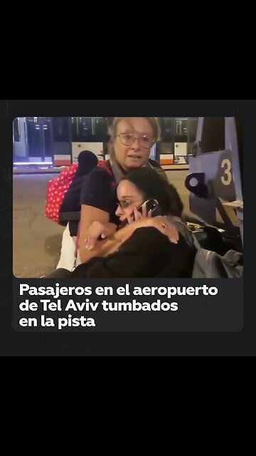 Pasajeros de un vuelo en el aeropuerto de Tel Aviv tumbados en la pista