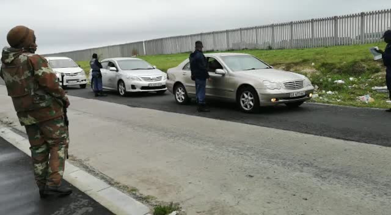 SA army lands in Manenberg, Cape Town (qkw)