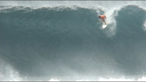 Joel Parkinson on a Backdoor BOMB - 2002 Pipeline Masters