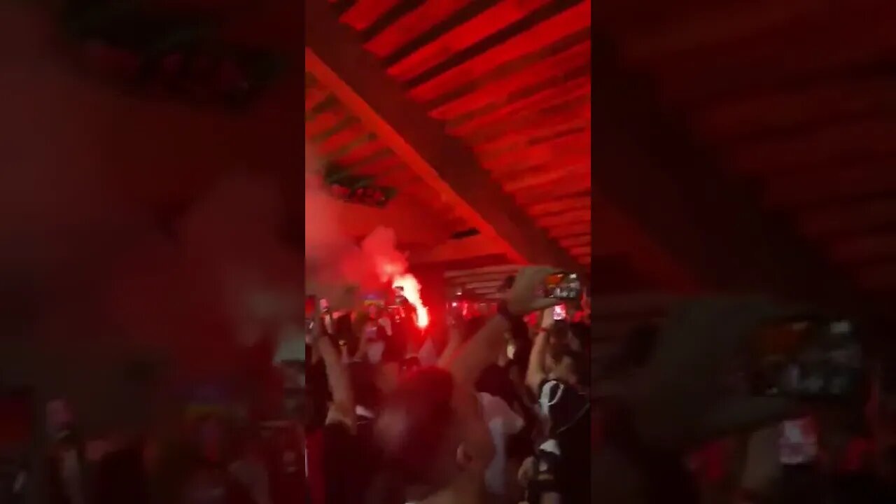 Torcida do Vasco cantando após a derrota em Goiânia para o Vila Nova