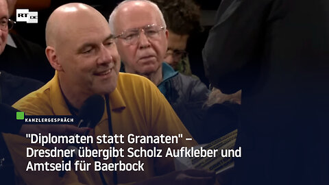 "Diplomaten statt Granaten" – Dresdner übergibt Scholz Aufkleber und Amtseid für Baerbock