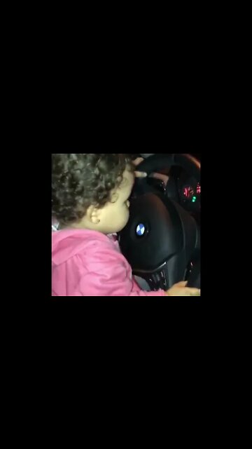 Bebê Dirigindo Carro - Baby Driving Car - बेबी ड्राइविंग कार - #shorts #linda #bebe