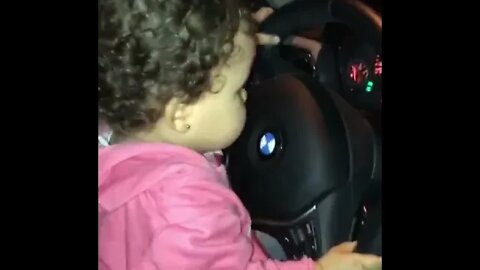 Bebê Dirigindo Carro - Baby Driving Car - बेबी ड्राइविंग कार - #shorts #linda #bebe