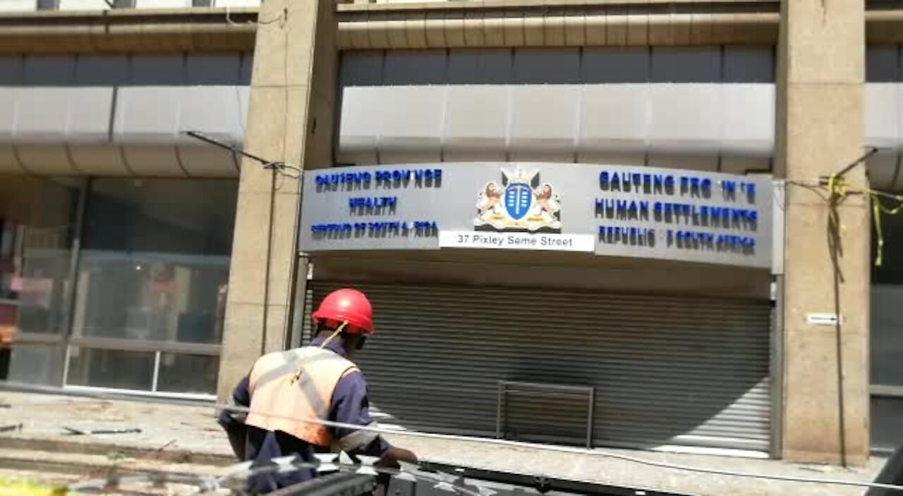 Bank of Lisbon building secured with zinc fence after theft (uNu)