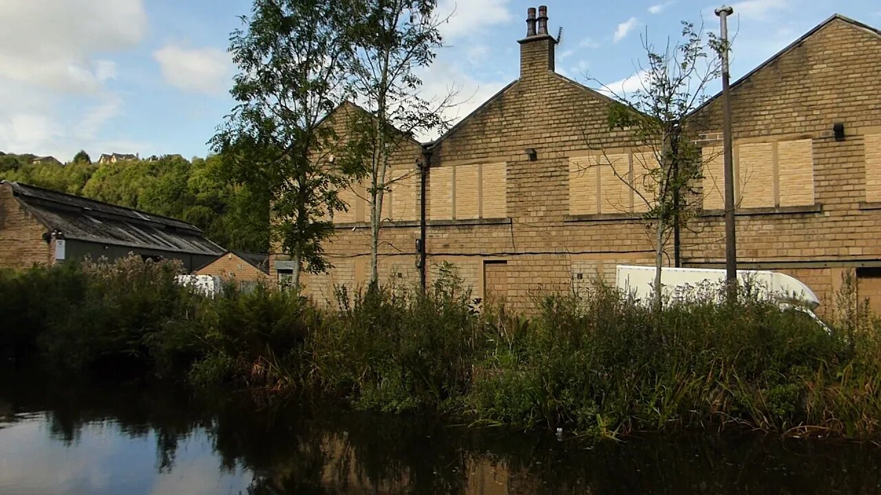 Walking the Huddersfield narrow canel