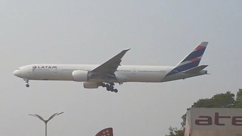 Boeing 777-300ER PT-MUI na final antes de pousar em Manaus vindo de Guarulhos