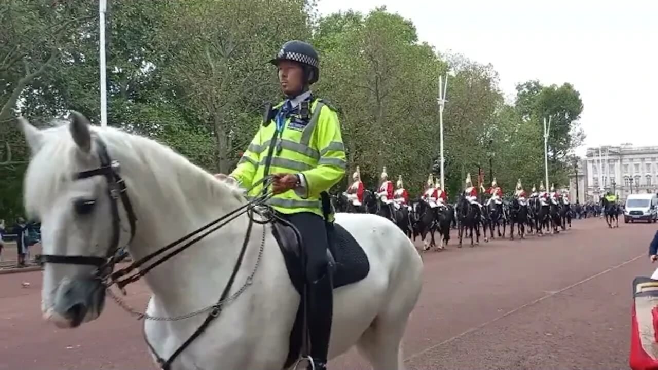 Thr kings Guards the Reds pass Buckingham Palace #buckinghampalace