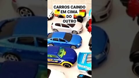 carros de pequena escala descendo na ladeira e caem na água um em cima do outro #shorts #short