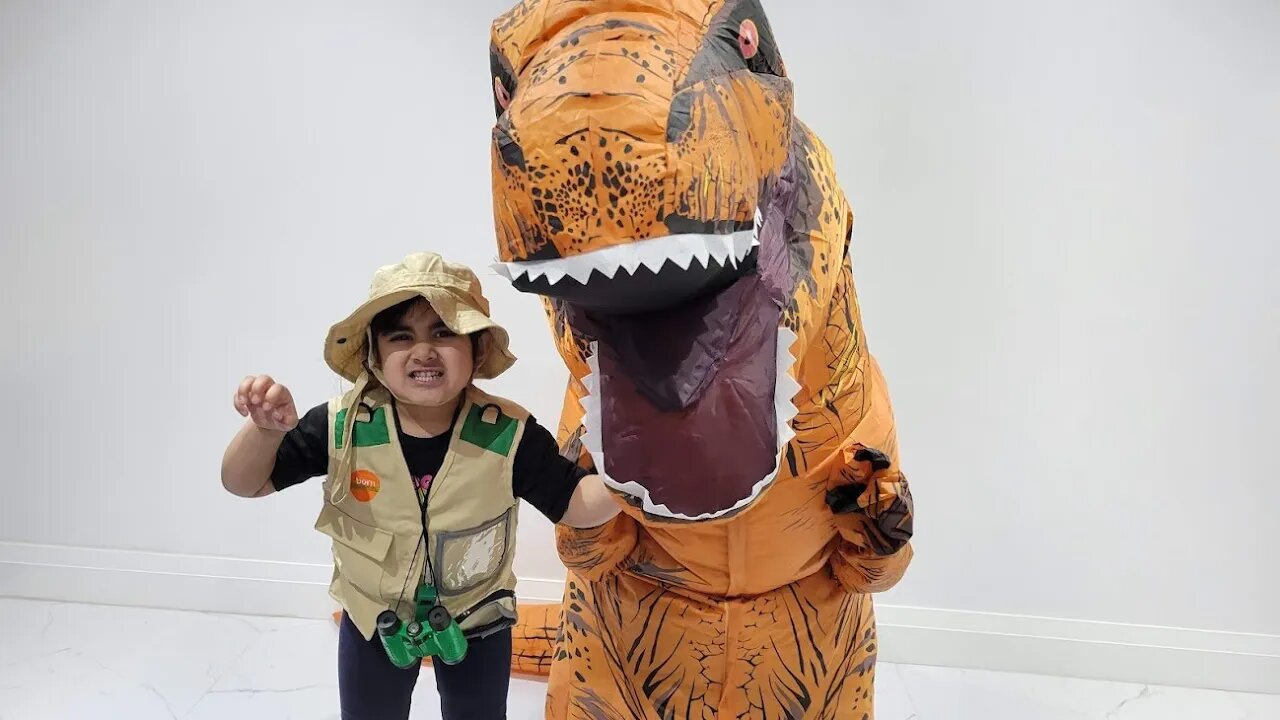 Evana The Explorer Pretend Play with PET DINOSAUR!!!