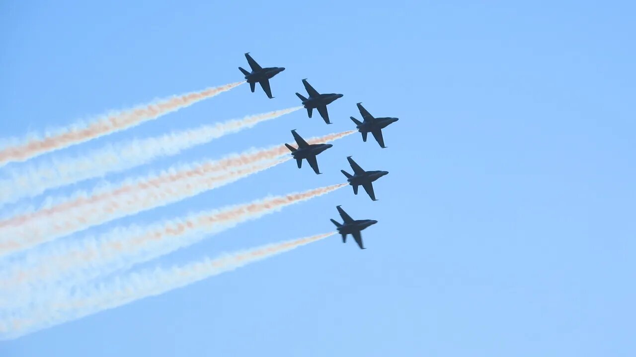 Blue Angels F/A-18 Hornet Retirement Flyover - Navarre, Florida