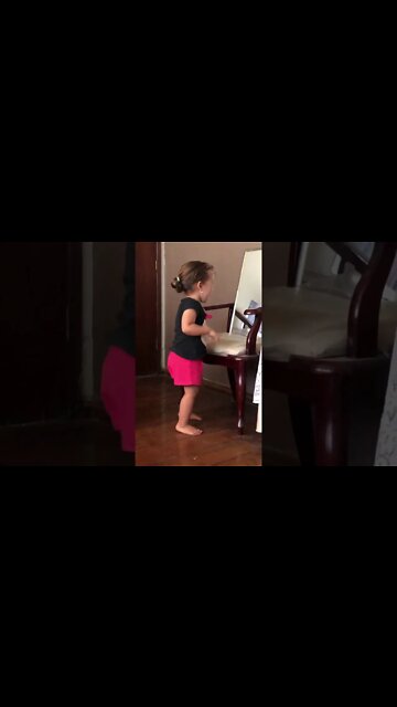 DANÇANDO EM FRENTE AO ESPELHO - DANCING IN FRONT OF THE MIRROR - #shorts #linda #bebe #viral