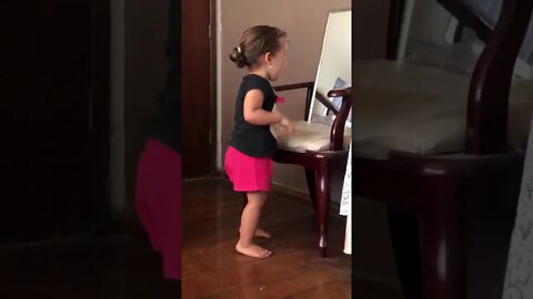 DANÇANDO EM FRENTE AO ESPELHO - DANCING IN FRONT OF THE MIRROR - #shorts #linda #bebe #viral