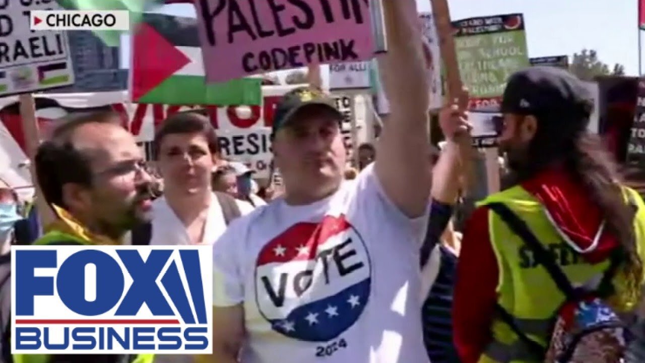 ‘WORTH THE HOSTILITY’: Man braves DNC protests holding up American flag