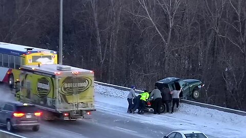 Can they rescue this pickup dangling off bridge¿