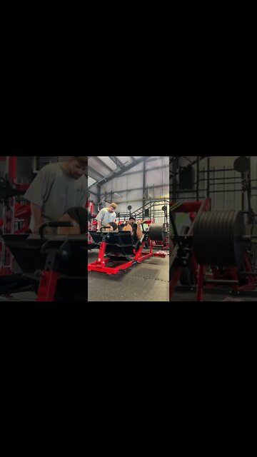 Cbum em um treino de pernas