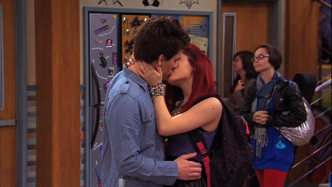 EVERY VICTORIOUS KISS EVER!💋