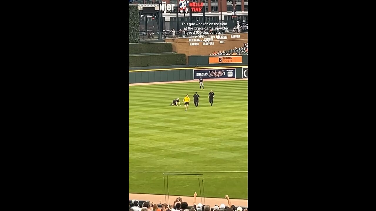 Dude looks like the Barry Sanders of field invaders 😩🤣🍿🏃🏿‍♂️💨