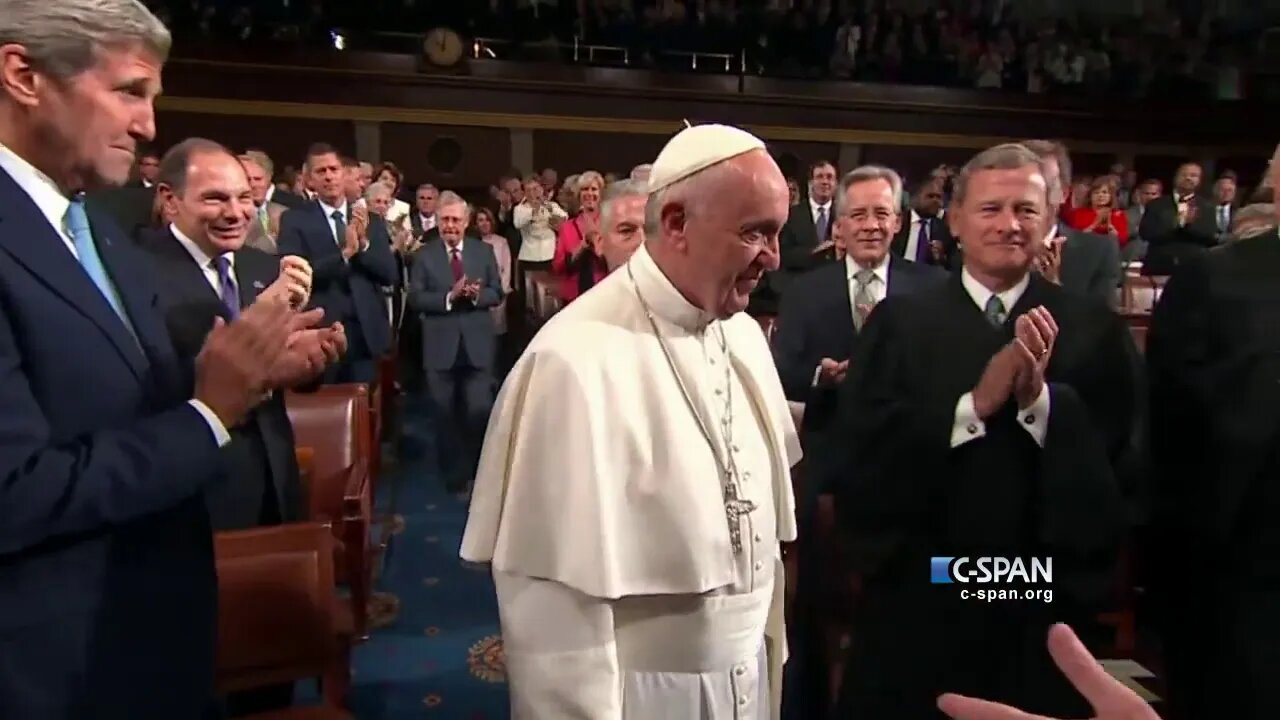 Anti-Christ Jesuit Pope Francis gets standing ovation as he enters U.S. House Chamber (Sept.24 2015)