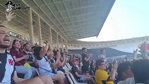 Torcida vibrando após jogadora do Vasco rasgar pipa do rival em São Januário