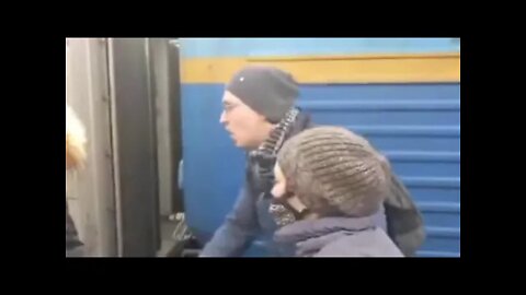 GUERRA NA UCRÂNIA - ESTAÇÃO FERROVIÁRIA DE KIEV, MULHERES, CRIANÇAS FOGEM. - KYIV RAILWAY LEAVING