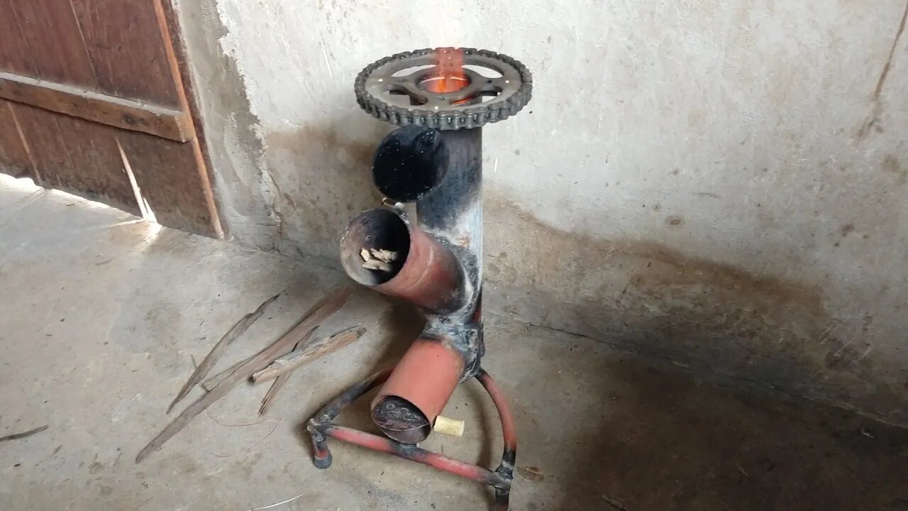 Fogão a lenha feito com cano de ferro Rocket stove