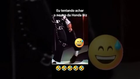 QUEM NUNCA ? TENTANDO ACHAR O NEUTRO DA HONDA BIZ !! ( MEME ) ( VIRAL ) ( MOTO ) #SHORTS